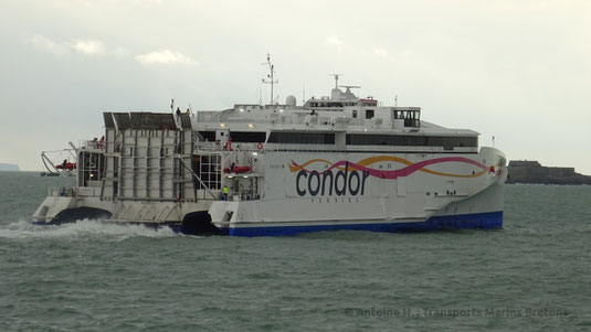 Le HSC Condor Liberation quittant Saint-Malo, mettant le cap vers Jersey.