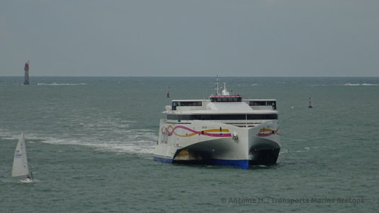 Le HSC Condor Liberation de Condor Ferries entrant dans le port de Saint-Malo.