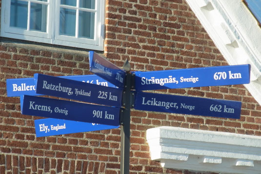 Der Wegweiser vor dem Vikingermuseum in Ribe (DK). Foto: Kjellerup