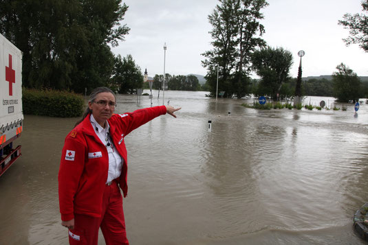 Mag. (FH) Eveline Gruber vom Rot Kreuz Bezirksstab beim überfluteten Kreisverkehr westlich von Stein. Foto: DokuTeam RK NÖ/Adrian Wagner