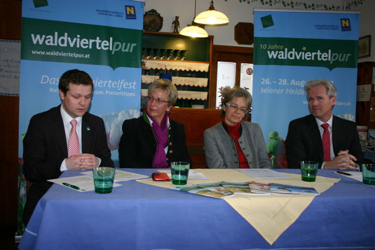 v.l.n.r.: Andreas Schwarzinger (Gf. Waldviertel-Tourismus), Grasl-Wirtin Anni Rehatschek, LR Petra Bohuslav und Bierbrauer Karl Schwarz. Foto: WaPA