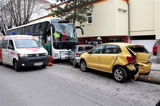 Ein demolierter Bus, zwei kaputte Autos und ein umgestürzter Baum, so sah es nach dem Unfall bei der BORG-Turnhalle aus. Foto: FF Krems
