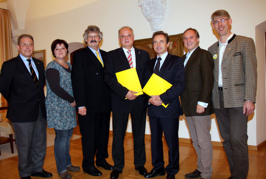 Der Kremser Gemeinderat setzt in den kommenden fünf Jahren auf die Zusammenarbeit aller Fraktionen. Personen von links: GR Mag. Wolfgang Mahrer, GR Mag. Sandra Mayer, 2. Vbgm. Gottfried Haselmayer, Bürgermeister Dr. Reinhard Resch, 1. Vbgm. Mag. Wolfgang 