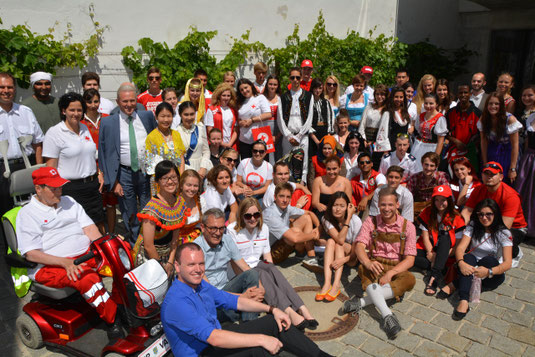 Der Auftakt des Jugendcamps bildet immer das traditionelle Get-together im Rathaus. Von Bürgermeister Hubert Meisl und den Rotkreuz-Verantwortlichen Dr. Willi Wolf und Betreuer Philipp Pechhacker, gab es für alle wieder ein "warmly welcome".