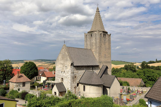Die romanische Wehrkirche von Michelstetten. Ob sie der Rest der zerstörten Burg des frühen Hochmittelalters ist, nachdem die Altstadt aufgegeben wurde, ist noch nicht geklärt. Foto C.Stadler/Bwag