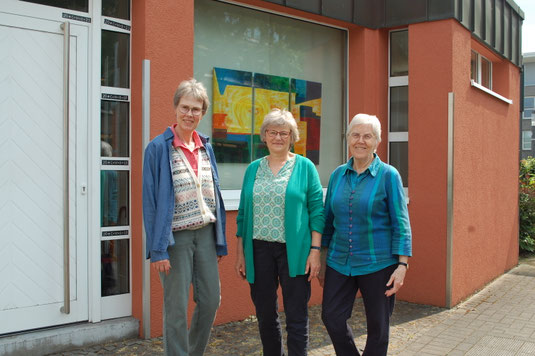 Schwester Karin, Schwester Beate und Schwester Gertrud (v.l.) vor dem Meditationsraum an der Scharnhölzstraße.