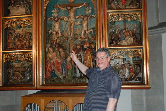 Ludger Pawlak zeigt sein Lieblingsstück in St. Cyriakus, den spätgotischen Schnitzaltar.