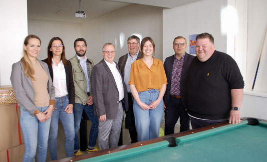 Eröffnung des JuMi mit Sozialdezernentin Karen Alexius-Eifert, Jugendamtsleiterin Daniela Bockholt, CDU-Ratsherr Bastian Hirschfelder, Martin Oppermann, Propst Jürgen Cleve, Jana Peitz, SPD-Ratsherr Matthias Buschfeld und Henning Welz (v.l.) 