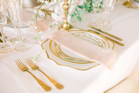 fine art boho chic Hochzeit Tischdekoration Goldrand Platzteller goldenes Besteck
