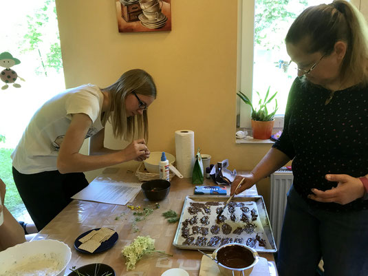 Die Teilnehmerinnen freuen sich schon auf das Dessert (Foto: M. Kempermann)