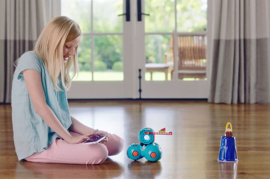 Ohne Computer und Tastatur, aber mit einem sympathischen kleinen blauen Freund werden Kinder an die Grundsätze der Programmiersprache heranführt. Foto: djd/WonderWorkshop