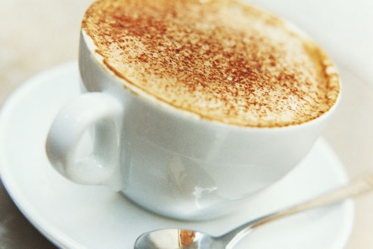 Die leicht cremig geschäumte Milch wird auf den Kaffee gegeben, die Crema des Espresso setzt sich anschließend auf dem Schaum der Milch ab und verleiht dem "Cappu" sein typisches Aussehen. Foto: djd/LV Milchverwaltung NRW
