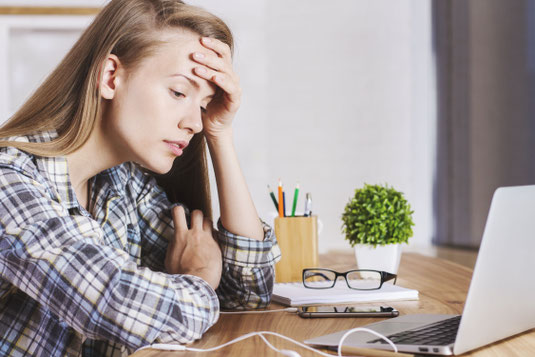Cybermobbing kann schwerwiegende psychische Folgen für die Betroffenen haben. Foto: djd/Roland Rechtsschutz-Versicherungs-AG/peshkova - Fotolia