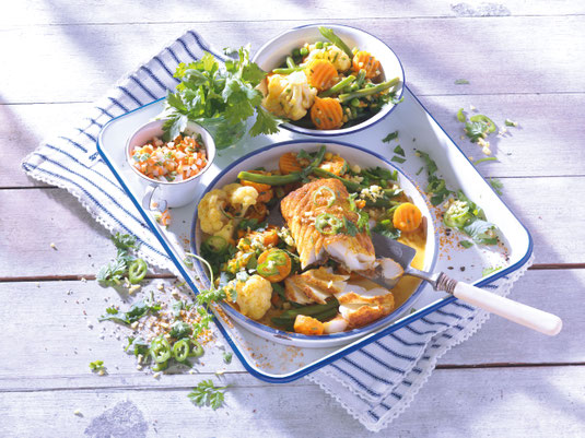 Mit den richtigen Kniffen lässt sich Fisch ganz einfach filetieren. Eine raffinierte Rezeptidee ist Kabeljau "indisch" auf Currygemüse. Foto: djd/eismann