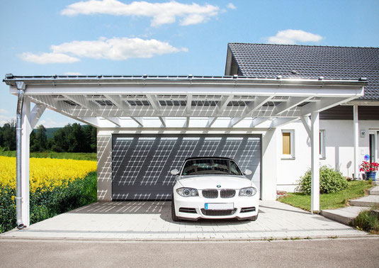 Mit Solarelementen wird aus dem Carport eine private Elektro-Tankstelle. Foto: djd/solarcarporte.de