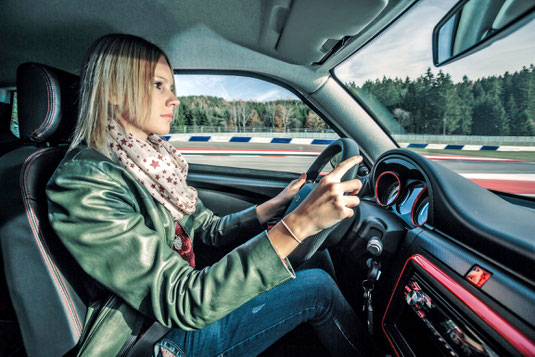 Mobile Azubis: Mit einem Leichtauto sind Jugendliche unabhängig von öffentlichen Verkehrsmitteln. Foto: djd/Ligier Group Deutschland GmbH