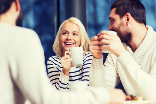 Gemütliches Teetrinken in geselliger Runde - die ideale Auszeit für Teeliebhaber. Foto: djd/Florapharm/shutterstock