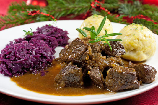 Delikatesse: Wildschweinpfeffer mit Knödeln und Rotkraut. Foto: djd/AMC Alfa Metalcraft Corporation/Dalmatin.o - Fotolia