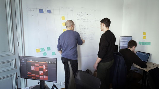 Collaborateurs d’une startup filmés en pleine activité lors du tournage d’un film corporate