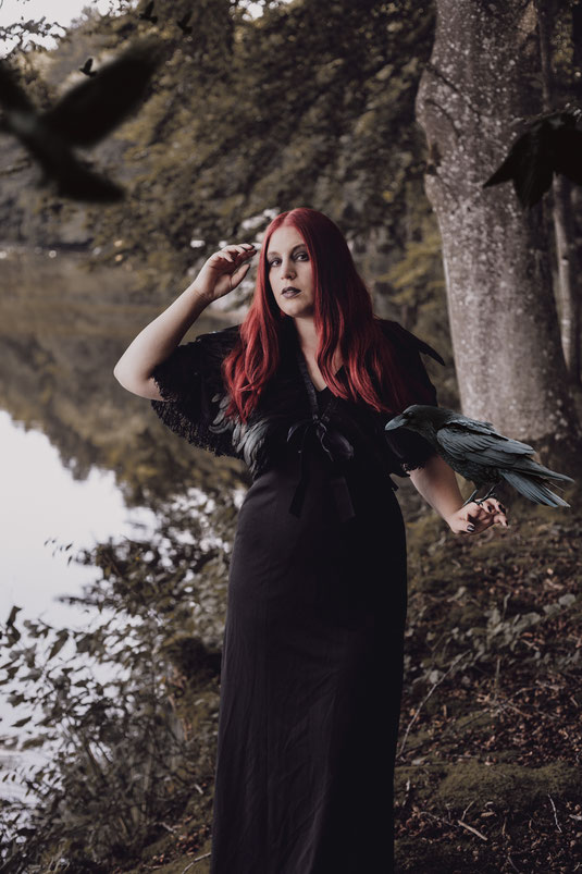 Dark Fantasy Portrait Fotografie Shooting Cosplay Larp Düster Fotograf Vogt Ravensburg Wangen Allgäu Kostüm Model fantasievoll Halloween Rabe Langwuhr Weiher Bad Wurzach Gothic Märchen Fine Art Bildretusche Hexe Zauberin Wicca Magierin Magie Zauber See
