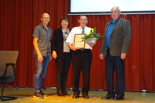Der "Neue" im Club der Ehrenmitglieder: sitzend v.l.: v.l.: Bernd Grafe, Gina Dreisbach, Ehrenmitglied Klaus Hermann und Vorsitzender Herbert Jung