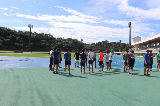 五十公野公園陸上競技場(新潟県新発田市)で合宿練習する大学陸上部