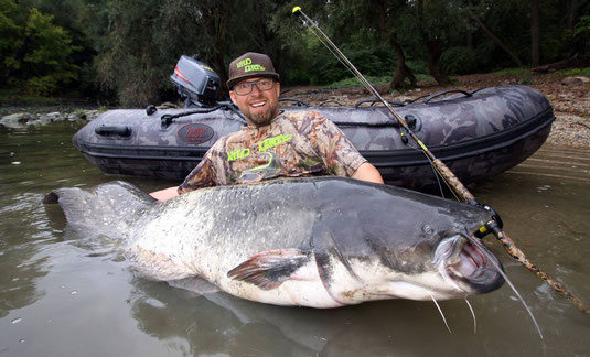 Mein neues Zeepter 270cm Big Catch gleich mit einem dicken deutschen Waller eingeschleimt,