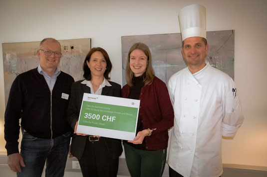 Übergabe vom Spendencheck mit Daniel Tschopp (Leiter Hotellerie und Logistik im Bethesda Spital), Bettina Baumann (Leiterin Restaurant im Bethesda Spital), Anika Züchner (Calcutta Project), Peter Wohlgemuth (Küchenchef im Bethesda Spital)