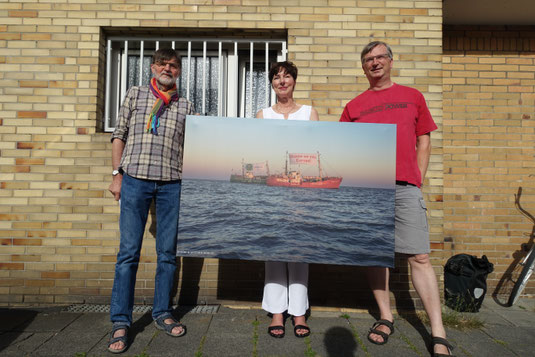 Das Bild zeigt eine Gruppe des Flüchtlingshilfevereins Lehre und die Braunschweiger Migrationsbeauftragte Brigitte Finze-Raulf, die sich an der Aktion "Shame" beteiligten.