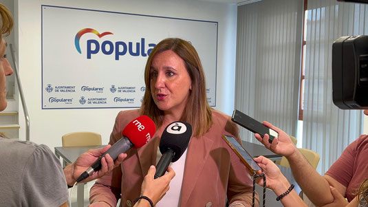 M.José Catalá durante una atención a medios