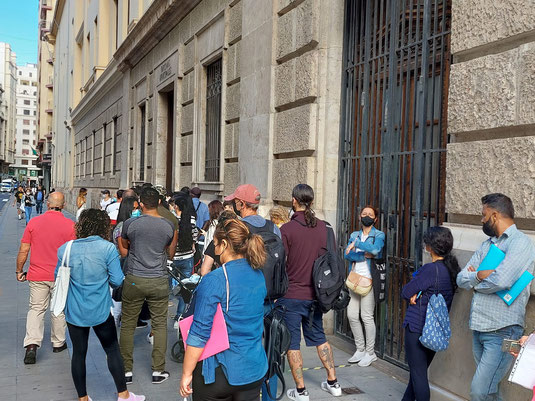 Colas de gente en la puerta de la oficina del Padrón del Ayuntamiento de Valencia