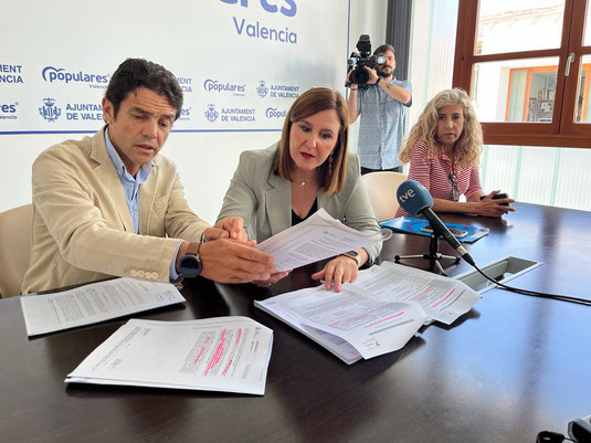 Catalá, junto con sus concejales, en rueda de prensa