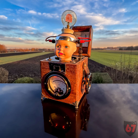 Brainwaves is an assemblage artwork with an 1930 insulation meter, old porcelain doll head and 1940s beehive glow bulb - Jürgen Klöck - 2024