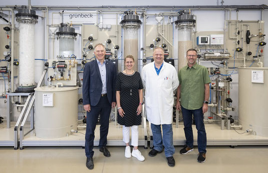 Team der Schulleitung mit der Anlagenverantwortlichen Lehrkraft: Peter J. Hoffmann, Anja Behnke, Claus Holzheu, Kersten Henne, Bildquelle: Grünbeck Wasseraufbereitung GmbH