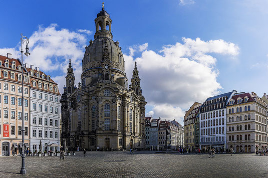 Neumarkt mit Frauenkirche als Symbolbild einer erhaltenen Rezension aus Dresden für Sprach- und Übersetzungsservice Dr. Ralph Smyreck in Dresden