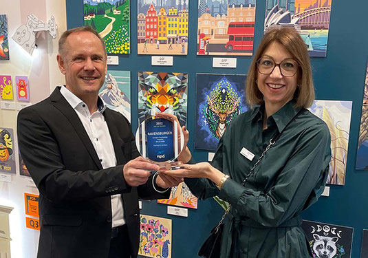 Joachim Stempfle, Executive Director Toys Germany bei npdgroup deutschland GmbH und Janina Wangler, International Product Manager Arts & Crafts bei Ravensburger AG bei der Überreichung des Toy Industry Performance Awards 2022.