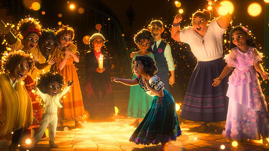 Familie Madrigal, Mirabel Madrigal (m.)  Foto: RTL / © 2021 Disney Enterprises