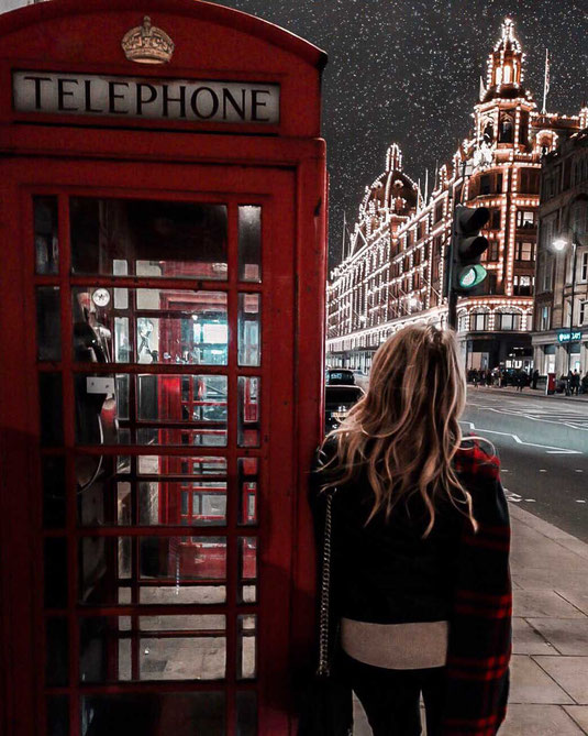 Zu sehen ist das berühmte Harrods-Gebäude in London in der Nacht