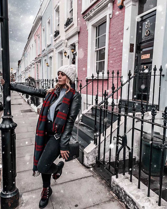 Zu sehen sind die berühmten pinken Häuser in Notting Hill London