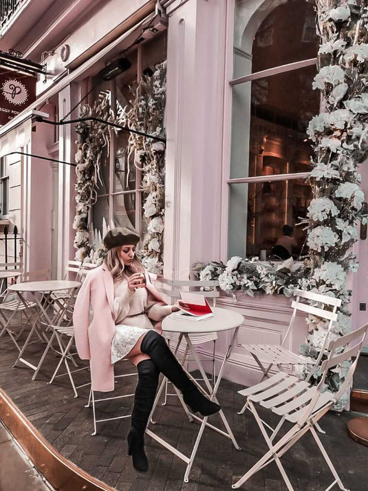 Zu sehen ist das Cafe Peggy Porschen in London sowie ein Streetstyle Outfit