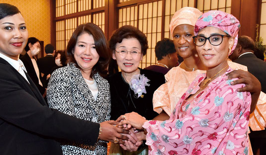 飯倉公館にて　左2番目から　岸田裕子 内閣総理大臣夫人 中森ふくよ 会長 ガンビア・ バロー夫人(一番右)