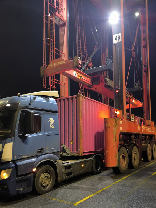 Stellenangebote/Jobs: Wir suchen ab sofort  Berufskraftfahrer/-in (m/w/d) mit FS-Klasse CE für Containertrucking zwischen den deutschen Seehäfen BHV/HH und unseren Kunden in Niedersachsen/Ostwestfalen. Wortmann Transporte, Hameln