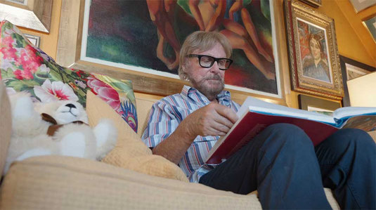 Entspannt beim Studieren von Kunstbüchern Frank Brabant (Filmstill: Andreas Clarysse)