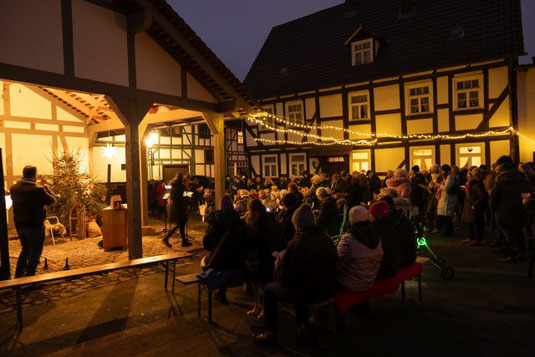 Kirche im Dorf - Gottesdienst am ersten Weihnachtsfeiertag "Bei Gitte auf dem Hof"