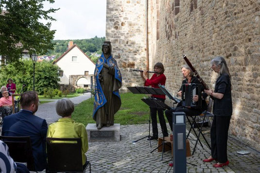 Feierliche Enthüllung der Kunigunden-Skulptur an der Stiftskirche