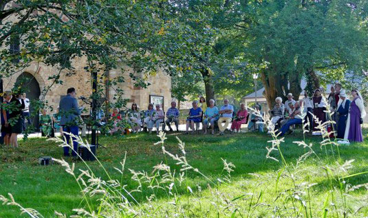 Andacht im Stiftsgarten an der Stiftskirche Kaufungen
