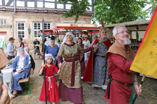 Mittelalterliches Markttreiben rund um die Stiftskirche