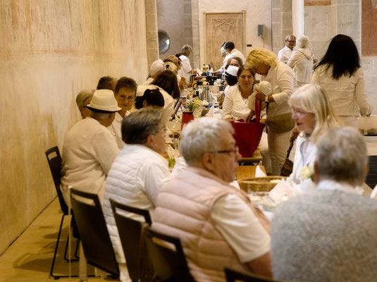 Picknick in Weiss in der Stiftskirche Kaufungen