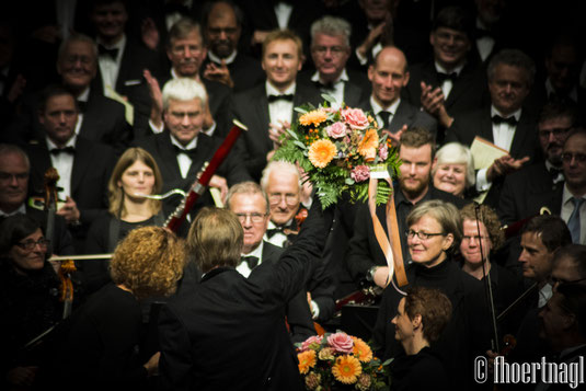 D. Walker gets flowers after the Requiem / D. Walker bekommt Blumen nach dem Requiem