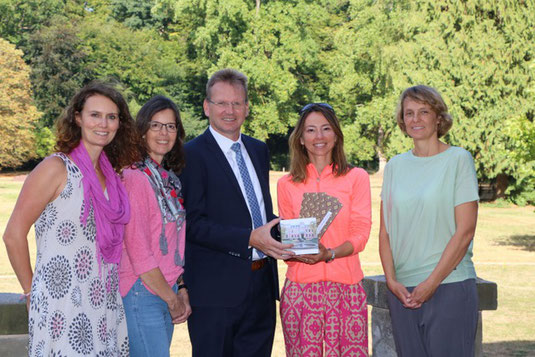 Bürgermeister Andreas Brandt mit Ezgi Klenke (von links nach rechts), Birgit Hildebrandt, Kristina Nesenzew und Cornelia Sitte